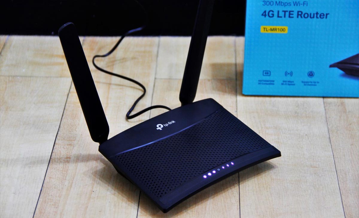 مودم tl-mr100 با چراغ‌های LED وضعیت روشن بودن دستگاه، اینترنت، Wi-Fi و سه نوار نشانگر قدرت سیگنال سیم‌کارت